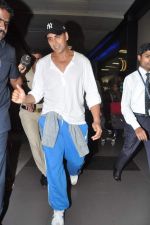 Akshay Kumar snapped at the airport in Mumbai on 30th July 2013 (12).JPG